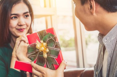 Mutlu çift yıldönümünü kutlamak için hediye veriyor. Evlilik yaşam tarzı, aşk ve ilişki kavramı.