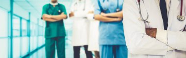 2019 Coronavirus hastalığı ya da COVID-19 ile savaşmak için hastanede çalışan bir doktor. Diğer doktorlar, hemşire ve cerrahlarla birlikte profesyonel sağlık görevlileri. Corona Virüsü Tıbbi Bakım ve Koruma Konsepti.
