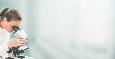 Aşı araştırmacısı Coronavirus hastalığını ya da COVID-19 'u koruyor. Tıbbi laboratuvar araştırmaları ve korona virüsü aşı geliştirme kavramı.