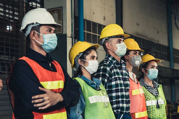 Trabalhadores Fábrica Com Máscara Facial Protegem Contra Surto Doença Por — Fotografia de Stock