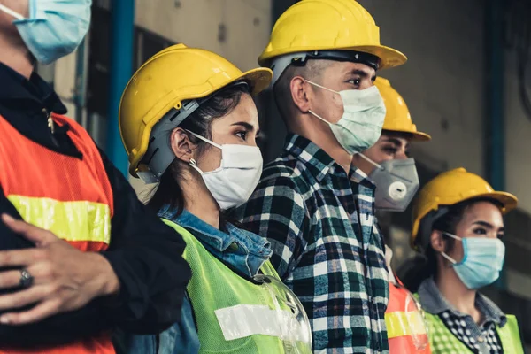 Trabalhadores Fábrica Com Máscara Facial Protegem Contra Surto Doença Por — Fotografia de Stock