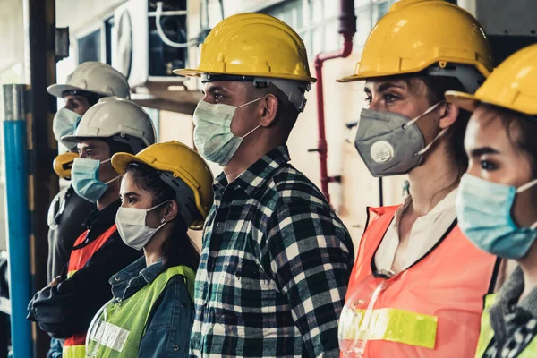 Trabalhadores Fábrica Com Máscara Facial Protegem Contra Surto Doença Por — Fotografia de Stock