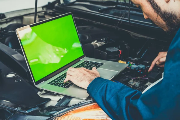 Mecânico Profissional Fornecendo Serviço Reparação Manutenção Automóveis Garagem Automóvel Conceito — Fotografia de Stock