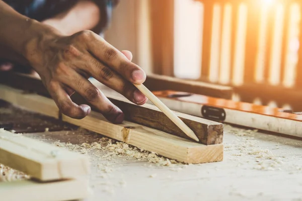 Tischler Der Einer Werkstatt Mit Holzhandwerk Beschäftigt Ist Baumaterial Oder — Stockfoto