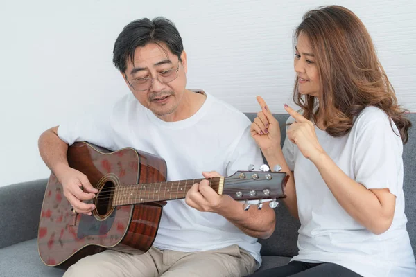 Gelukkig Aziatisch Seniorenpaar Heeft Het Naar Zijn Zin Thuis Ouderen — Stockfoto