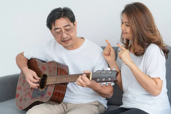 Glada Asiatiska Äldre Par Som Har Trevligt Hemma Pensionärer Och — Stockfoto