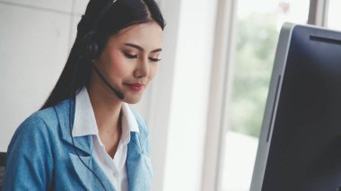 Müşteri destek ajanı ya da kulaklıklı çağrı merkezi telefon görüşmesinde müşteriyi desteklerken masaüstü bilgisayarında çalışır. Operatör hizmeti iş temsili kavramı.