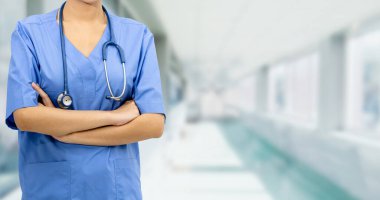2019 Coronavirus hastalığı ya da COVID-19 ile savaşmak için hastanede çalışan bir doktor. Profesyonel sağlık görevlileri doktor, hemşire ya da cerrah. Corona Virüsü Tıbbi Bakım ve Koruma Konsepti.
