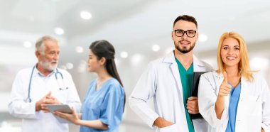 2019 Coronavirus hastalığı ya da COVID-19 ile savaşmak için hastanede çalışan bir doktor. Profesyonel sağlık görevlileri doktor, hemşire ya da cerrah. Corona Virüsü Tıbbi Bakım ve Koruma Konsepti.