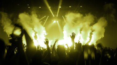 Mutlu insanlar gece kulübü DJ parti konserinde dans eder ve sahnede DJ 'den elektronik dans müziği dinlerler. Siluet dolu neşeli kalabalık 2020 yılbaşı partisini kutluyor. İnsanların yaşam tarzı DJ gece hayatı.