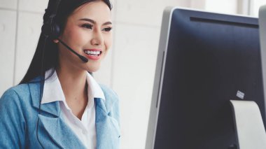 Müşteri destek ajanı ya da kulaklıklı çağrı merkezi telefon görüşmesinde müşteriyi desteklerken masaüstü bilgisayarında çalışır. Operatör hizmeti iş temsili kavramı.
