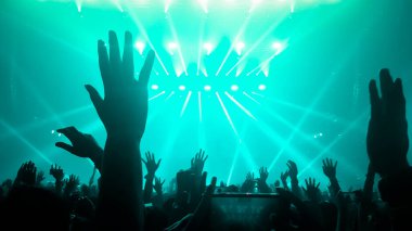 Mutlu insanlar gece kulübü DJ parti konserinde dans eder ve sahnede DJ 'den elektronik dans müziği dinlerler. Siluet dolu neşeli kalabalık 2020 yılbaşı partisini kutluyor. İnsanların yaşam tarzı DJ gece hayatı.