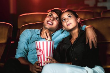 Kadın ve erkek sinema salonunda film izliyorlar. Grup eğlence etkinliği ve eğlence konsepti.