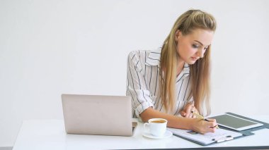 Modern ofiste çalışan sarışın bir iş kadını. İş konsepti.