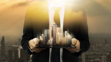 Modern yaratıcı telekomünikasyon ve internet ağı akıllı şehirde birleşiyor. 5G kablosuz dijital bağlantı ve gelecekteki şeylerin interneti kavramı.