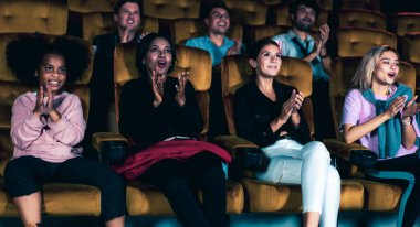 İnsanlar sinema sinemasında film izlerler. Grup eğlence etkinliği ve eğlence konsepti.