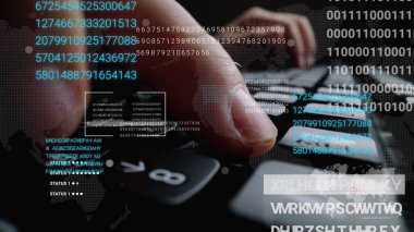 Grafik kullanıcı arayüzü GUI hologramı ile dizüstü bilgisayar klavyesinde çalışan adam büyük veri bilimi teknolojisi, dijital ağ bağlantısı ve bilgisayar programlama algoritması kavramlarını gösteriyor.