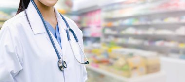 2019 Coronavirus hastalığı ya da COVID-19 ile savaşmak için hastanede çalışan bir doktor. Profesyonel sağlık görevlileri doktor, hemşire ya da cerrah. Corona Virüsü Tıbbi Bakım ve Koruma Konsepti.