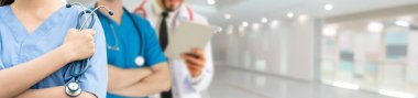 2019 Coronavirus hastalığı ya da COVID-19 ile savaşmak için hastanede çalışan bir doktor. Profesyonel sağlık görevlileri doktor, hemşire ya da cerrah. Corona Virüsü Tıbbi Bakım ve Koruma Konsepti.
