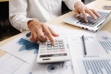 İş adamı muhasebeci ya da finans uzmanı şirket ofisindeki iş raporu grafiğini ve finans şemasını analiz eder. Finans ekonomisi, bankacılık sektörü ve borsa araştırmaları kavramı.