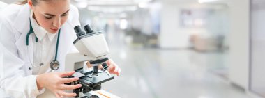 Coronavirus COVID 19 tıbbi test aşısı araştırma ve geliştirme konsepti. COVID-19 için ilaç tedavisi üretmek üzere Coronavirus antikor bilimsel örneklerini inceleyen ve analiz eden bilim insanları.