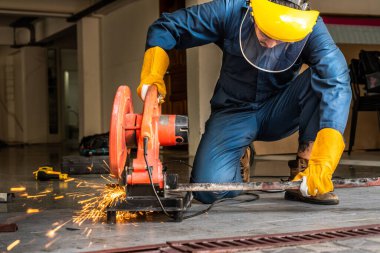 Profesyonel tamirci çelik metali dönen elmas kesici ile kesiyor. Çelik endüstrisi ve atölye konsepti.