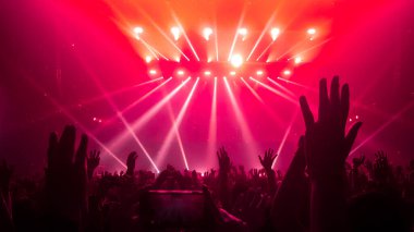 Mutlu insanlar gece kulübü DJ parti konserinde dans eder ve sahnede DJ 'den elektronik dans müziği dinlerler. Siluet dolu neşeli kalabalık 2020 yılbaşı partisini kutluyor. İnsanların yaşam tarzı DJ gece hayatı.