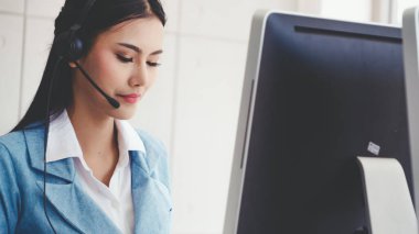 Müşteri destek ajanı ya da kulaklıklı çağrı merkezi telefon görüşmesinde müşteriyi desteklerken masaüstü bilgisayarında çalışır. Operatör hizmeti iş temsili kavramı.