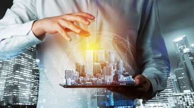 Modern yaratıcı telekomünikasyon ve internet ağı akıllı şehirde birleşiyor. 5G kablosuz dijital bağlantı ve gelecekteki şeylerin interneti kavramı.