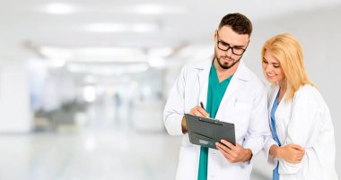 2019 Coronavirus hastalığı ya da COVID-19 ile savaşmak için hastanede çalışan bir doktor. Profesyonel sağlık görevlileri doktor, hemşire ya da cerrah. Corona Virüsü Tıbbi Bakım ve Koruma Konsepti.