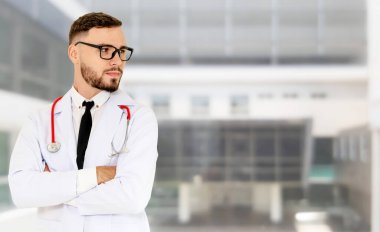 2019 Coronavirus hastalığı ya da COVID-19 ile savaşmak için hastanede çalışan bir doktor. Profesyonel sağlık görevlileri doktor, hemşire ya da cerrah. Corona Virüsü Tıbbi Bakım ve Koruma Konsepti.