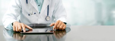 2019 Coronavirus hastalığı ya da COVID-19 ile savaşmak için hastanede çalışan bir doktor. Profesyonel sağlık görevlileri doktor, hemşire ya da cerrah. Corona Virüsü Tıbbi Bakım ve Koruma Konsepti.