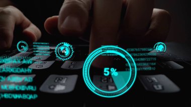 Grafik kullanıcı arayüzü GUI hologramı ile dizüstü bilgisayar klavyesinde çalışan adam büyük veri bilimi teknolojisi, dijital ağ bağlantısı ve bilgisayar programlama algoritması kavramlarını gösteriyor.