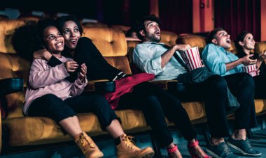 Sinemada korku filmi izleyen seyirciler şok oldu.