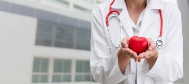 2019 Coronavirus hastalığı ya da COVID-19 ile savaşmak için hastanede çalışan bir doktor. Profesyonel sağlık görevlileri doktor, hemşire ya da cerrah. Corona Virüsü Tıbbi Bakım ve Koruma Konsepti.