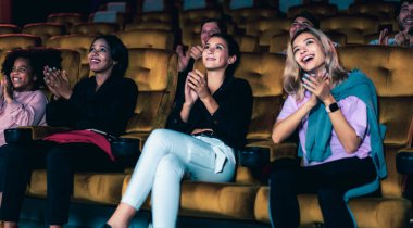İnsanlar sinema sinemasında film izlerler. Grup eğlence etkinliği ve eğlence konsepti.