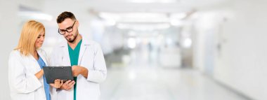 2019 Coronavirus hastalığı ya da COVID-19 ile savaşmak için hastanede çalışan bir doktor. Profesyonel sağlık görevlileri doktor, hemşire ya da cerrah. Corona Virüsü Tıbbi Bakım ve Koruma Konsepti.