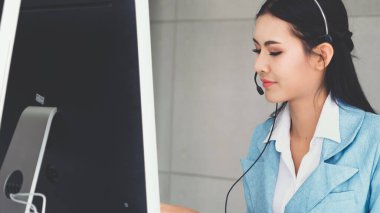 Müşteri destek ajanı ya da kulaklıklı çağrı merkezi telefon görüşmesinde müşteriyi desteklerken masaüstü bilgisayarında çalışır. Operatör hizmeti iş temsili kavramı.