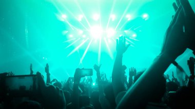 Mutlu insanlar gece kulübü DJ parti konserinde dans eder ve sahnede DJ 'den elektronik dans müziği dinlerler. Siluet dolu neşeli kalabalık 2020 yılbaşı partisini kutluyor. İnsanların yaşam tarzı DJ gece hayatı.