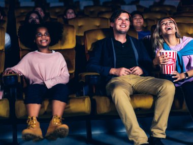 İnsanlar sinema sinemasında film izlerler. Grup eğlence etkinliği ve eğlence konsepti.