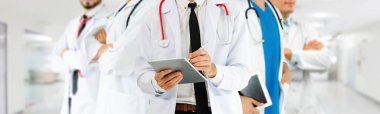 2019 Coronavirus hastalığı ya da COVID-19 ile savaşmak için hastanede çalışan bir doktor. Profesyonel sağlık görevlileri doktor, hemşire ya da cerrah. Corona Virüsü Tıbbi Bakım ve Koruma Konsepti.