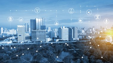 Modern yaratıcı telekomünikasyon ve internet ağı akıllı şehirde birleşiyor. 5G kablosuz dijital bağlantı ve gelecekteki şeylerin interneti kavramı.