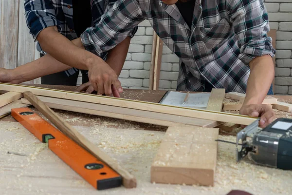 Asztalos Dolgozik Kézműves Műhelyben Hogy Készítsen Építőanyagot Vagy Fabútorokat Fiatal — Stock Fotó