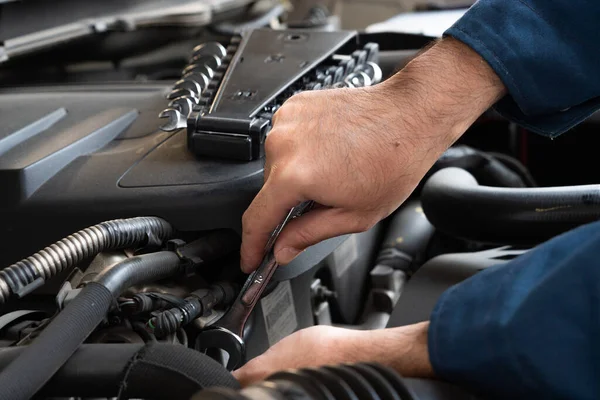 Professionele Monteur Die Auto Reparatie Onderhoud Auto Garage Bedrijfsconcept Autoservice — Stockfoto