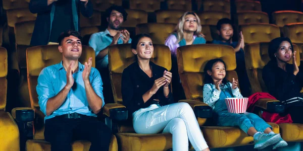 Grupa Widzów Szczęśliwy Zabawy Oglądać Kino Kinie Grupa Działalność Rekreacyjna — Zdjęcie stockowe