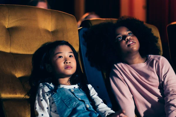 Três Crianças Divertindo Curtindo Assistir Filme Cinema — Fotografia de Stock