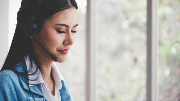 Kundtjänst Agent Eller Callcenter Med Headset Fungerar Stationär Dator Samtidigt — Stockfoto