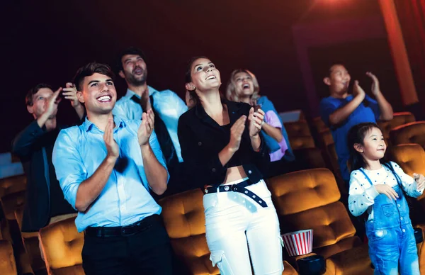 Gruppo Pubblico Felice Divertente Guardare Cinema Nel Cinema Attività Ricreative — Foto Stock