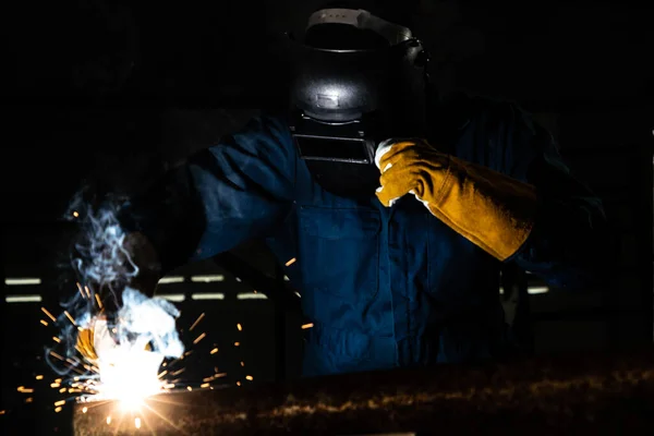 Soldador Metal Que Trabalha Com Máquina Solda Arco Para Soldar — Fotografia de Stock