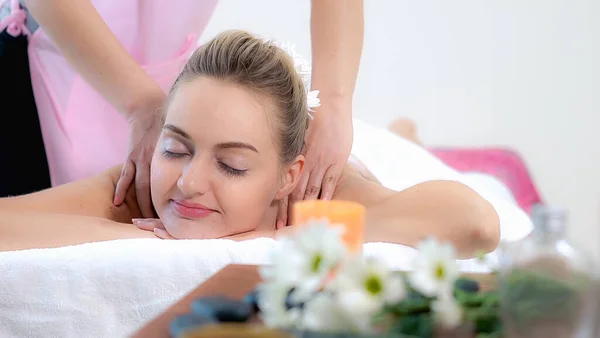 Donna Rilassata Ottenere Massaggio Alla Schiena Spa Lusso Con Massaggiatore — Foto Stock
